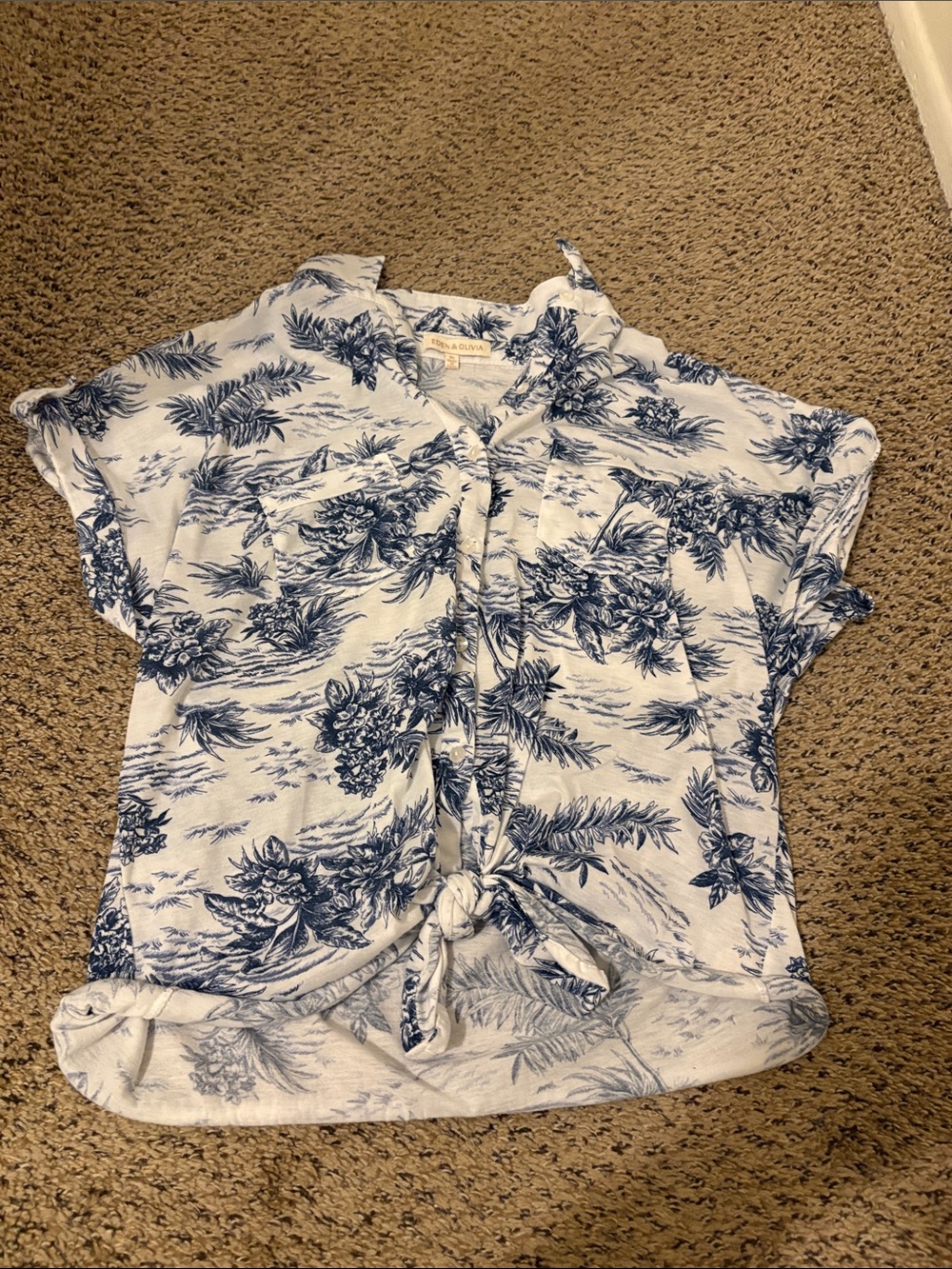 Eden & Olivia White and Blue Floral Tie-Front Button Down Top